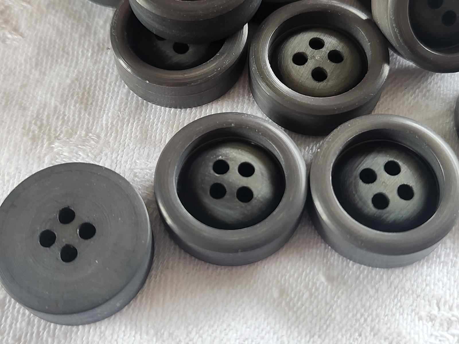 Lot 10  boutons vintage gris haut rebord trous 2,2 cm ref 2620