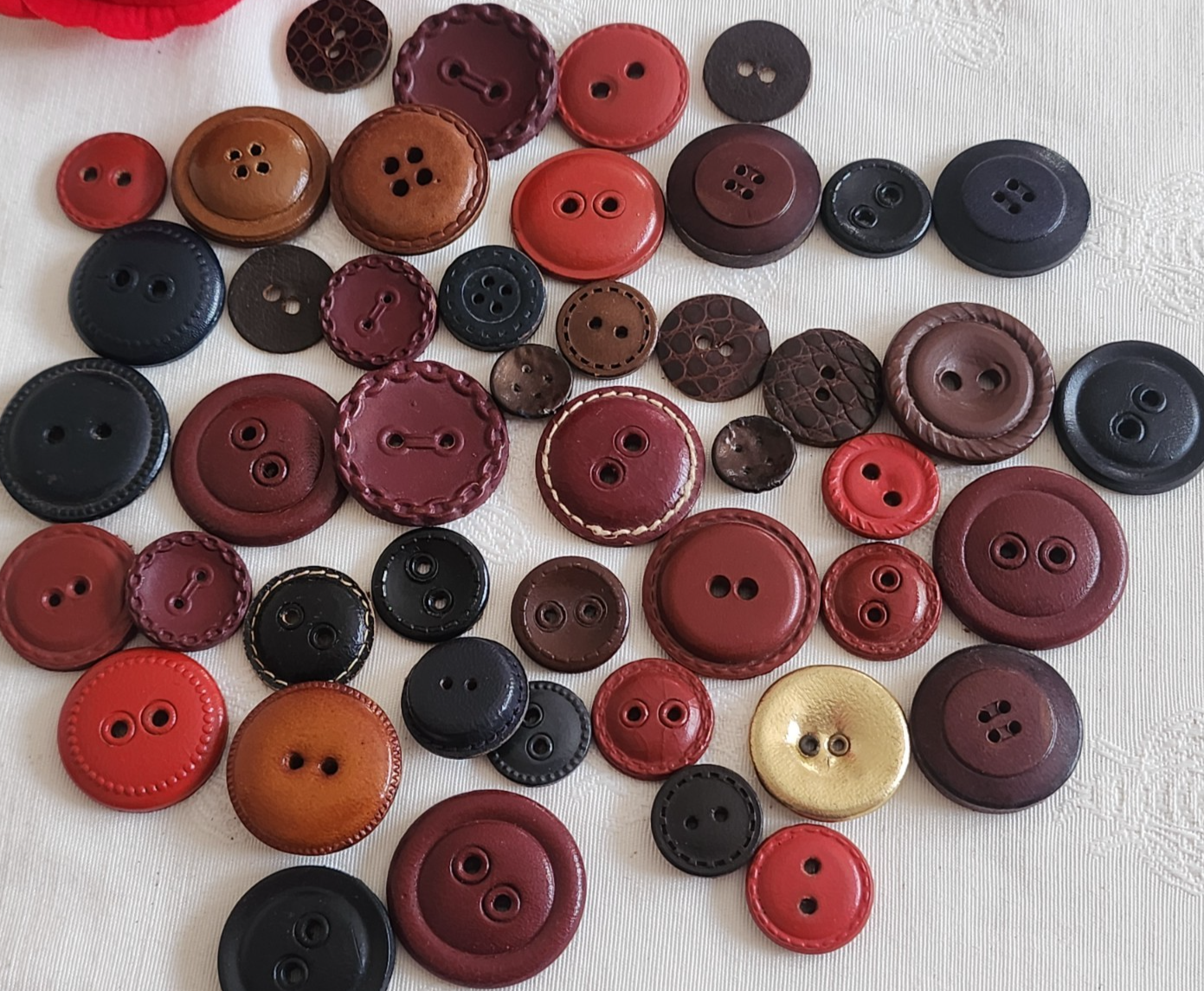 Gros lot de boutons anciens en cuir à trous panaché 1,4 à 3 cm ref 6349