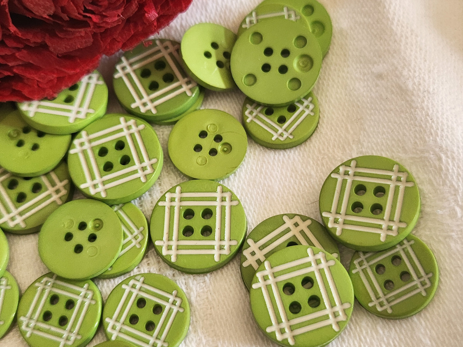 Lot 28 boutons vintage vert blanc deux tailles 1,2 et 1,4 cm ref  133