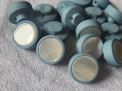 Lot 6 boutons anciens en nacre bleu pied petits 1,4 ref 2589