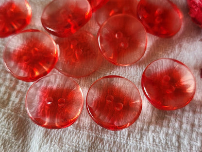 Lot 20  boutons vintage rouge transparent à trous 1,5 cm ref 3150