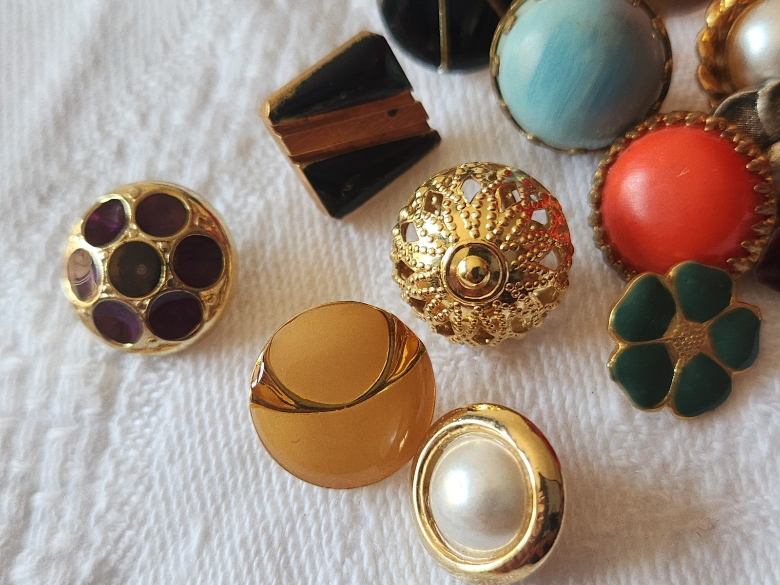 Lot 17 petits boutons vintage panaché 1 à 1,2 cm ref 6040