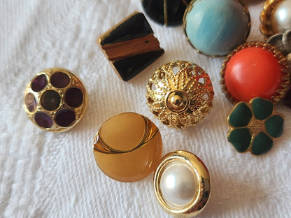 Lot 17 petits boutons vintage panaché 1 à 1,2 cm ref 6040