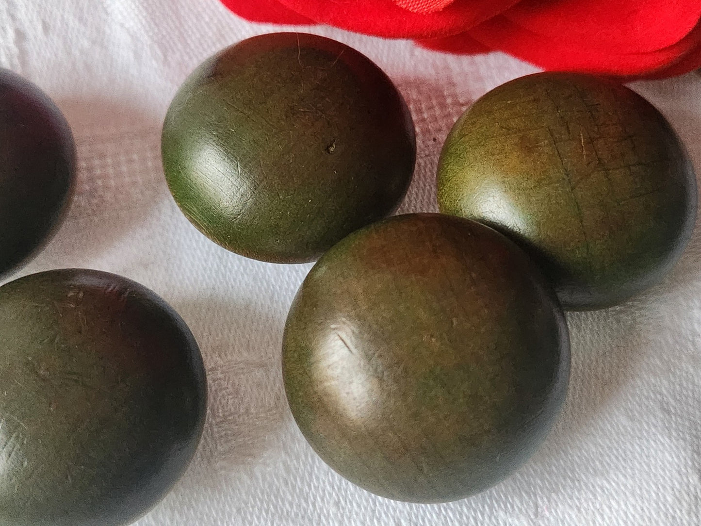 Lot 5 gros boutons anciens en bois vert bombé 2,9 cm ref 903