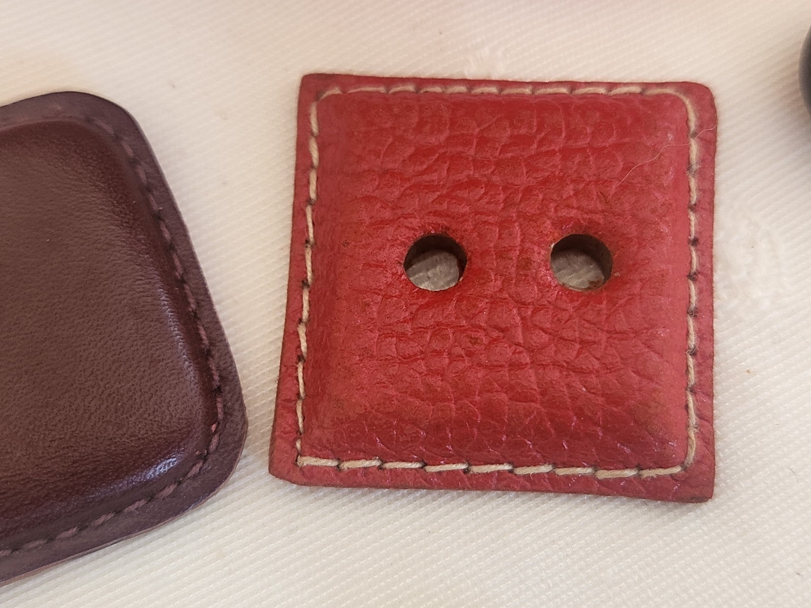 Duo gros boutons anciens en cuir carré 3 et 3,1 cm G3P