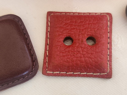 Duo gros boutons anciens en cuir carré 3 et 3,1 cm G3P