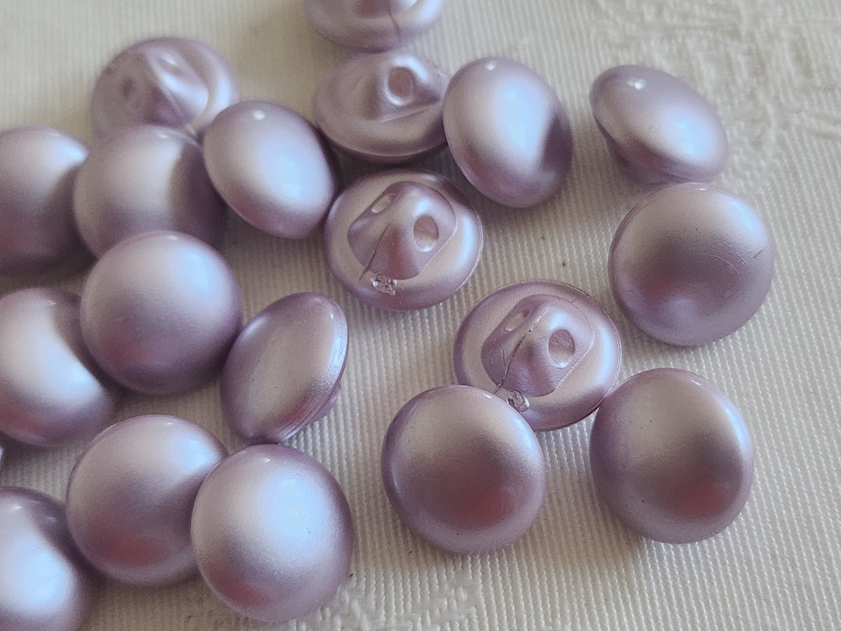 Lot 18 petits boutons violet satiné acrylique pied 1,2 cm ref 6187