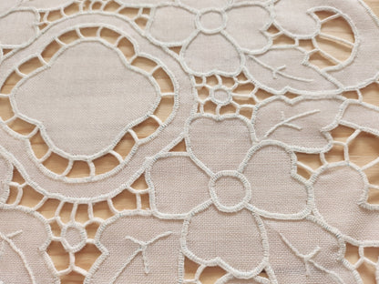 Ancien napperon fait main neuf brides fleur 27 cm sur 30 cm B8