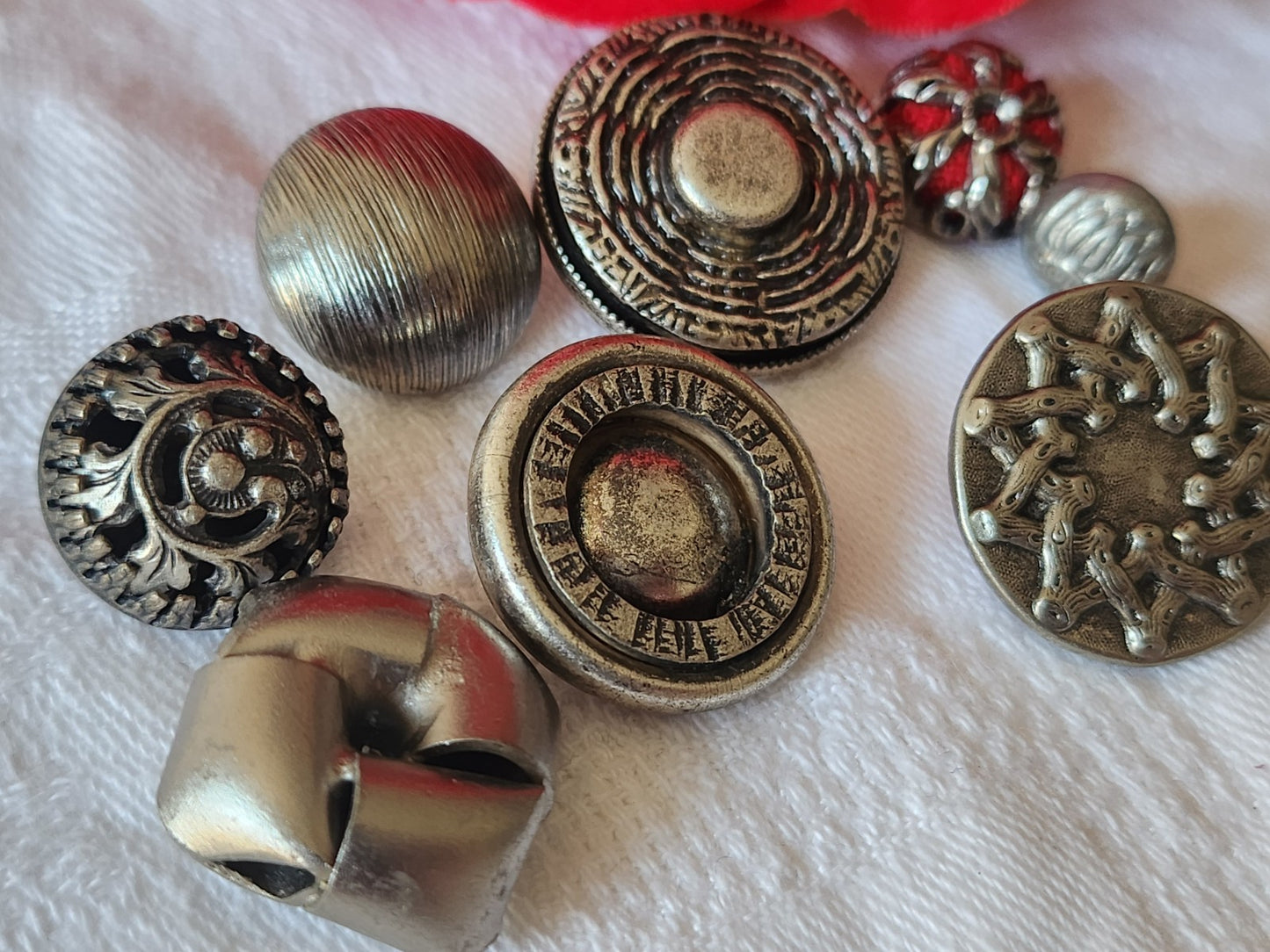 Lot 8 boutons vintage en métal argenté 0,9 à 2,4 cm ref 6033