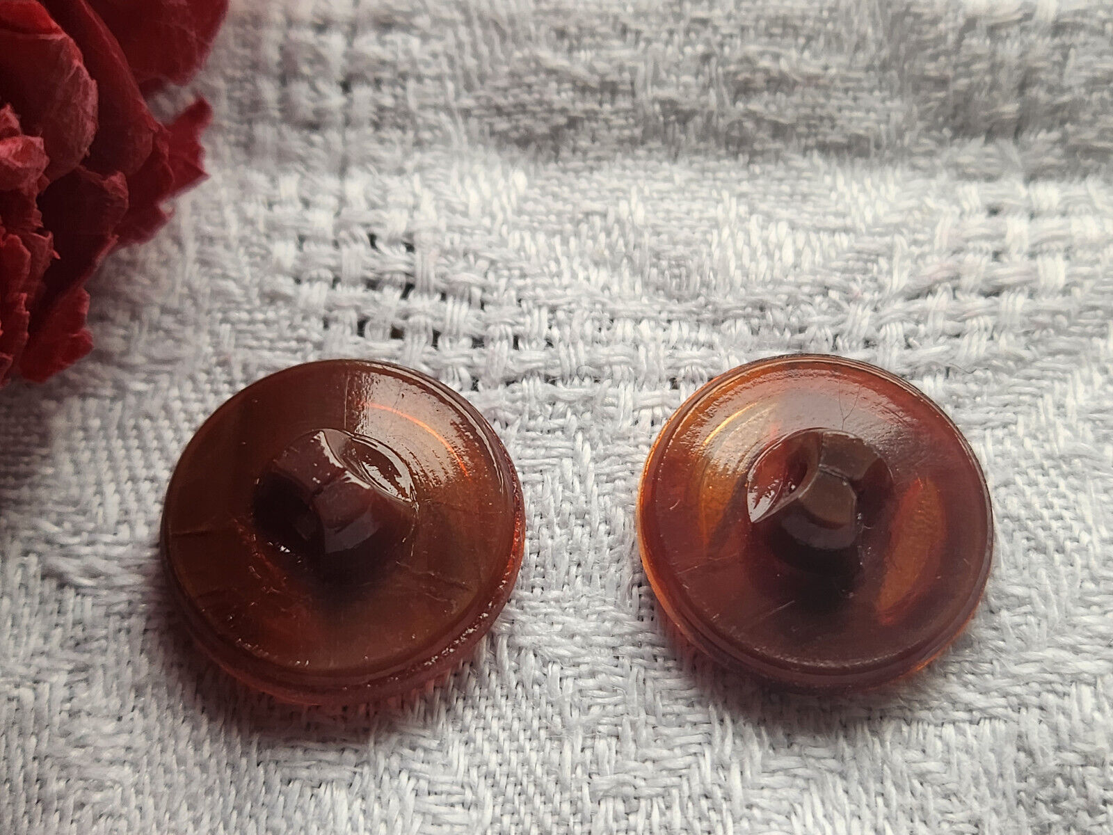 Duo boutons anciens en verre marron laiteux 1,8 cm à pied motif creusé D14D