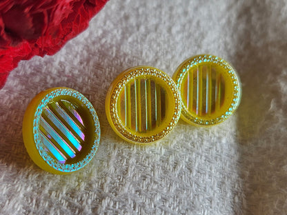 Trio boutons anciens en verre  jaune irisé  à pied 1,4  cm D12A