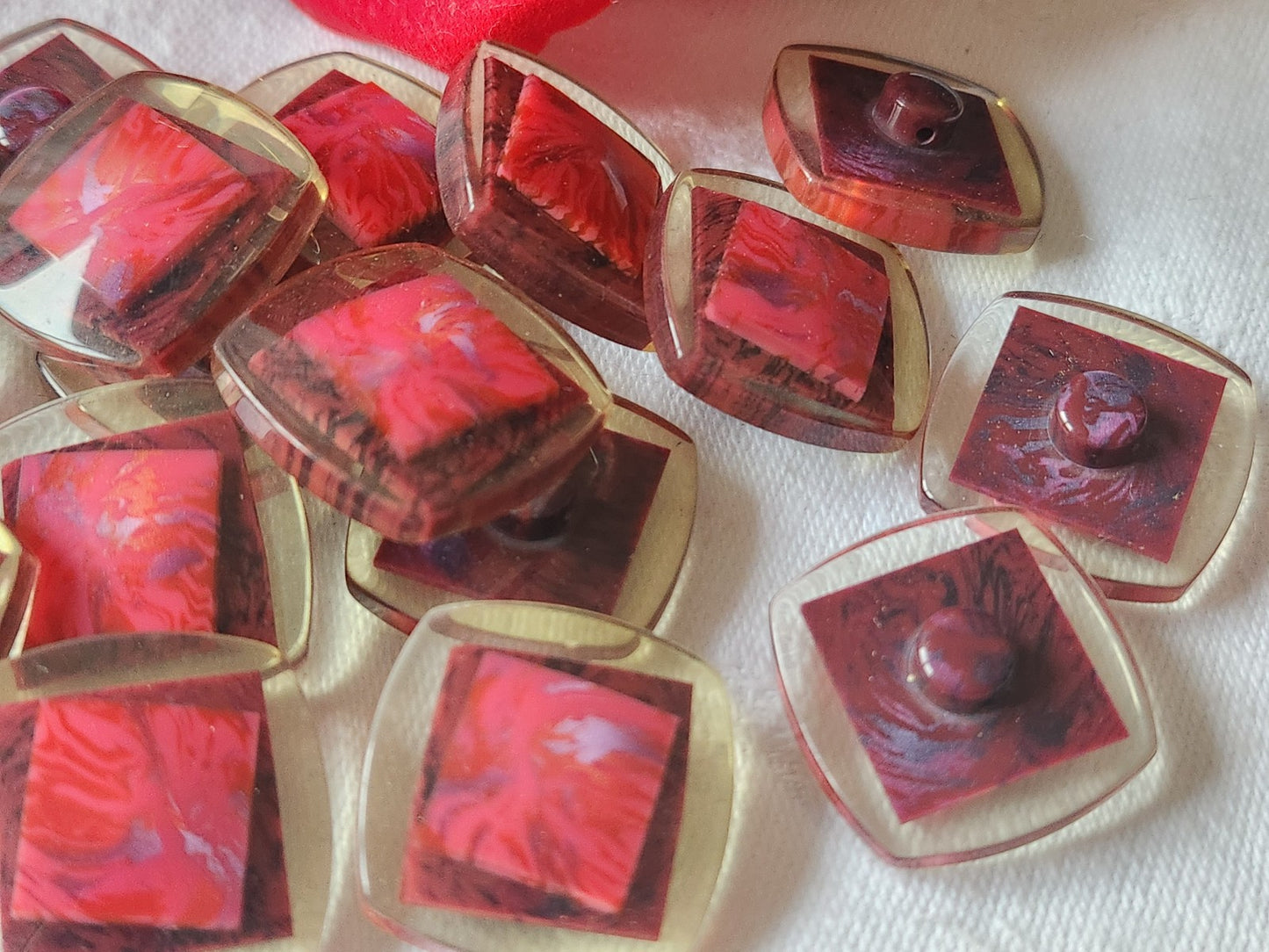 Lot 9 jolis boutons vintage rouge lie de vin pied 2,2 cm ref 2958