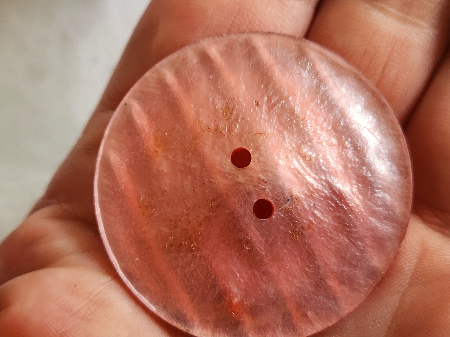 Gros  bouton vintage rose texturé teinte estompée 4 cm ou 40 mm XXL  G17G