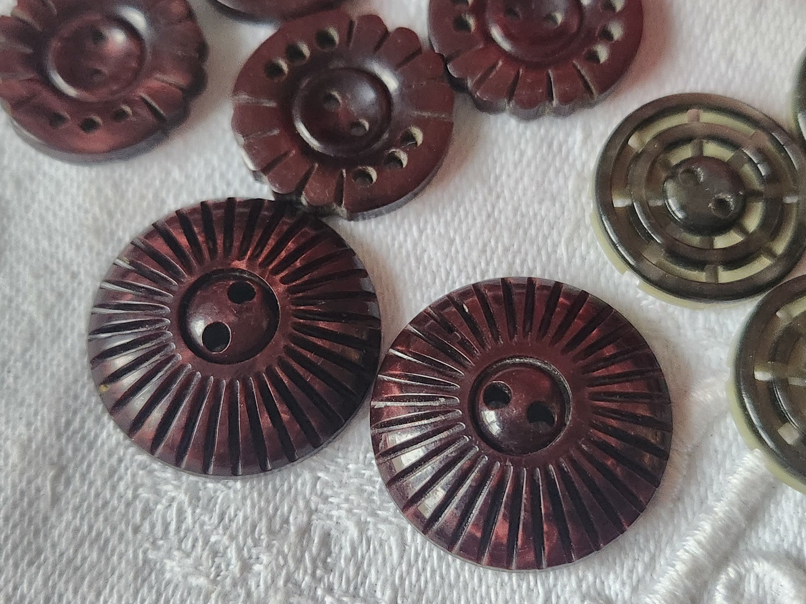 Lot 10 boutons anciens  ajouré mignon 1,8 à 2,2 cm ref 397