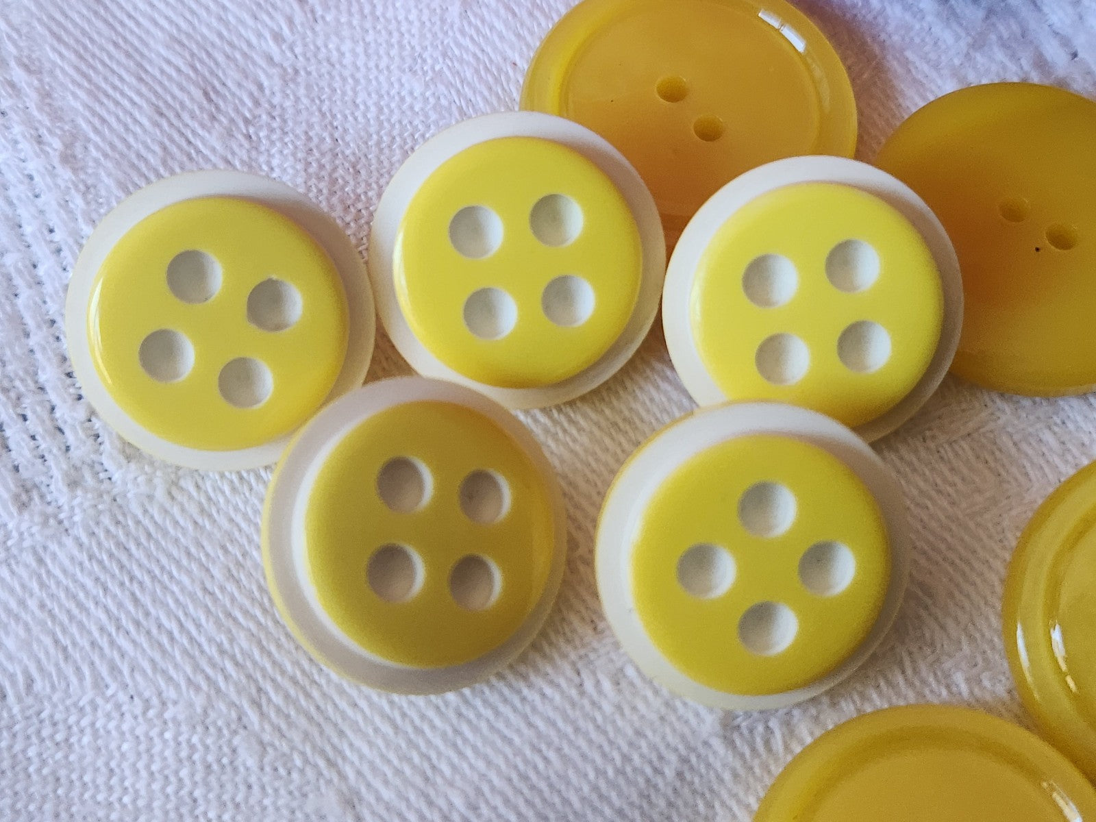 Lot 12 boutons vintage 2 séries tons jaune 1,7 et 2,1 cm ref 2554