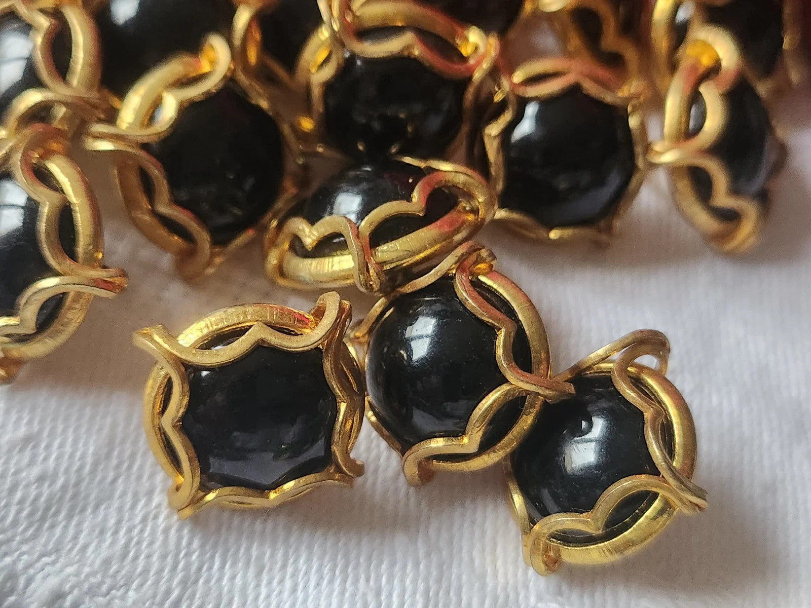 Lot 9 boutons anciens en métal coeur noir prisonnier 1,4 cm ref 5218