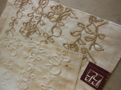 Coupon de tissu rebrodé patchwork 49 cm sur 37 cm brise bise set table B3