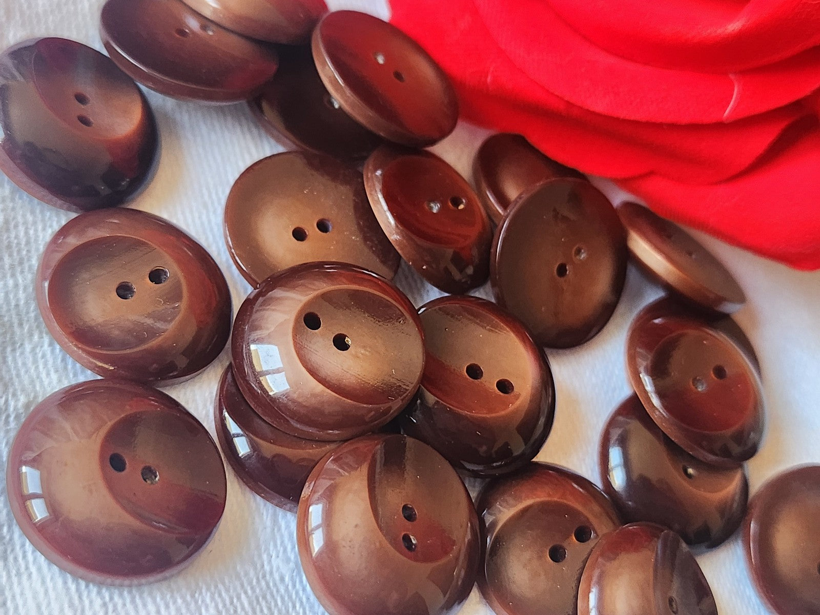 Lot 18  boutons vintage marron lumineux travaillé 1,8 cm trous ref 512