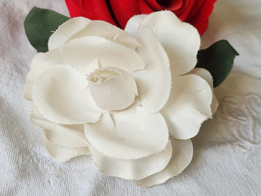 Grosse fleur ancienne blanche  montée en broche modiste T0-18