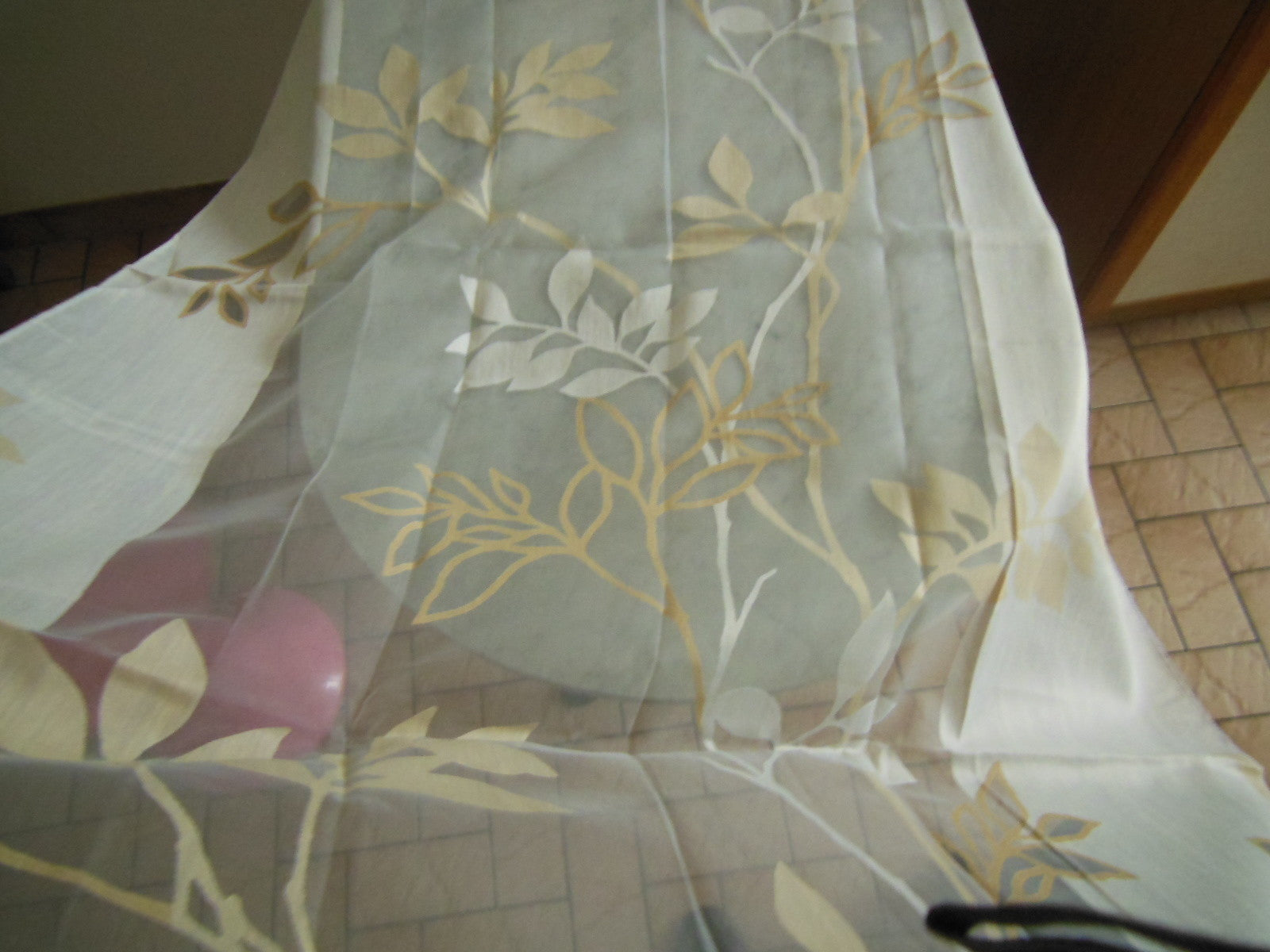 Coupon tissu moderne voilage  motif feuillage ton marron 1 m 08 sur 1 mètre B6