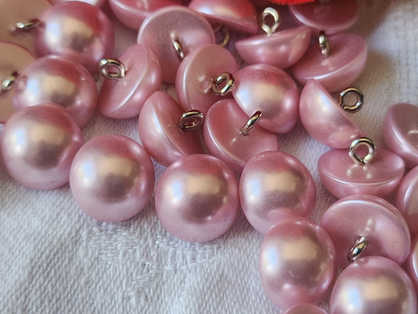 Lot 16  boutons rose satiné  fond d 'atelier 1,3 cm pied métal  ref 2348
