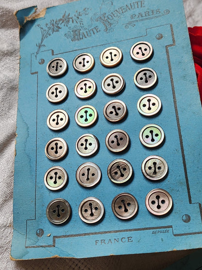 Plaque 24 boutons anciens en nacre gris 1,2 cm année 20/30 N°7