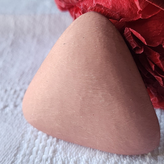 Gros bouton vintage rose forme triangle  4 cm pied mat texturé ref 2788