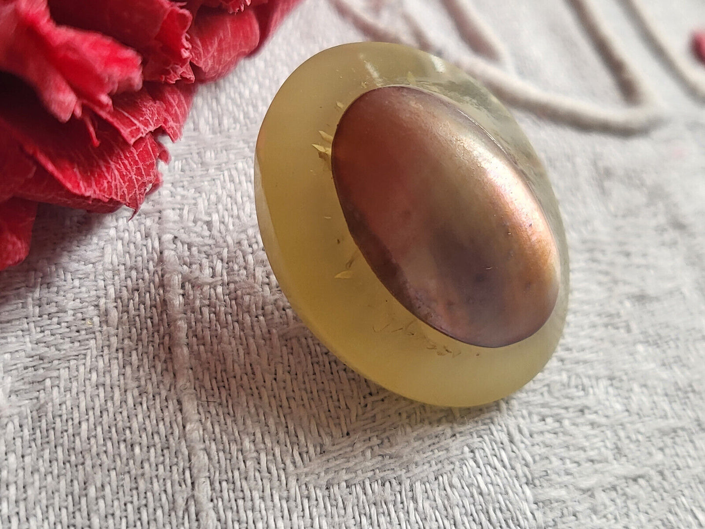 Bouton ancien gros cabochon en nacre ovale original 2,1 sur 2,5 bombé G10F