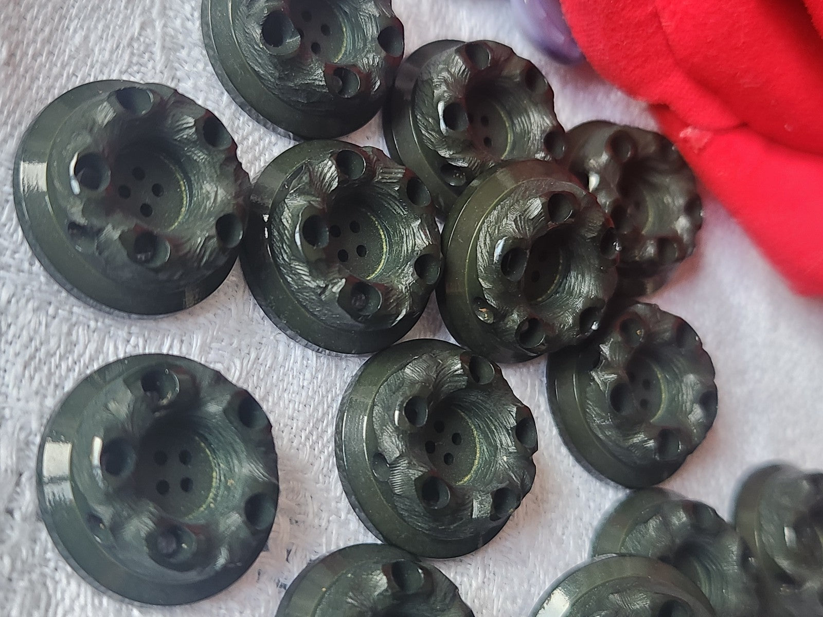 Lot 12 boutons vintage vert 1,7 cm ajouré trou ref 5500