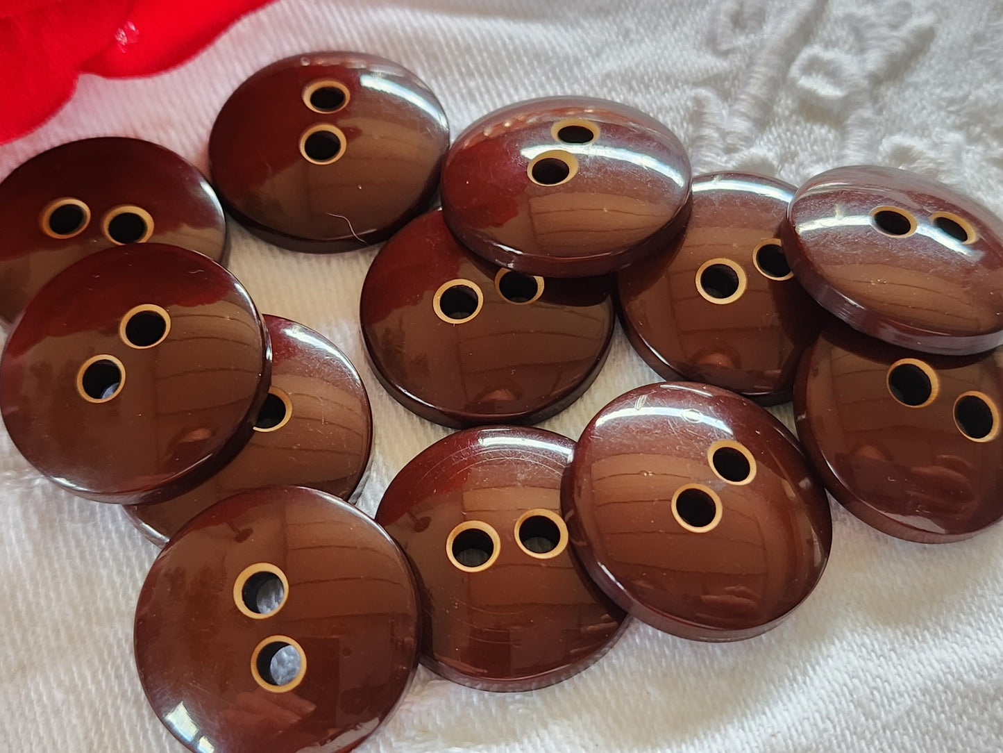 Lot 11 boutons vintage marron deux tons lumineux trous 2,1 cm ref 1973