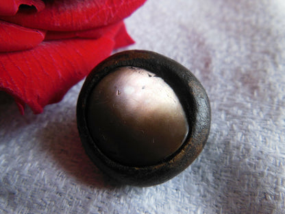 interressant trés ancien bouton en cuir et nacre pied métal 2,5 cm G12M