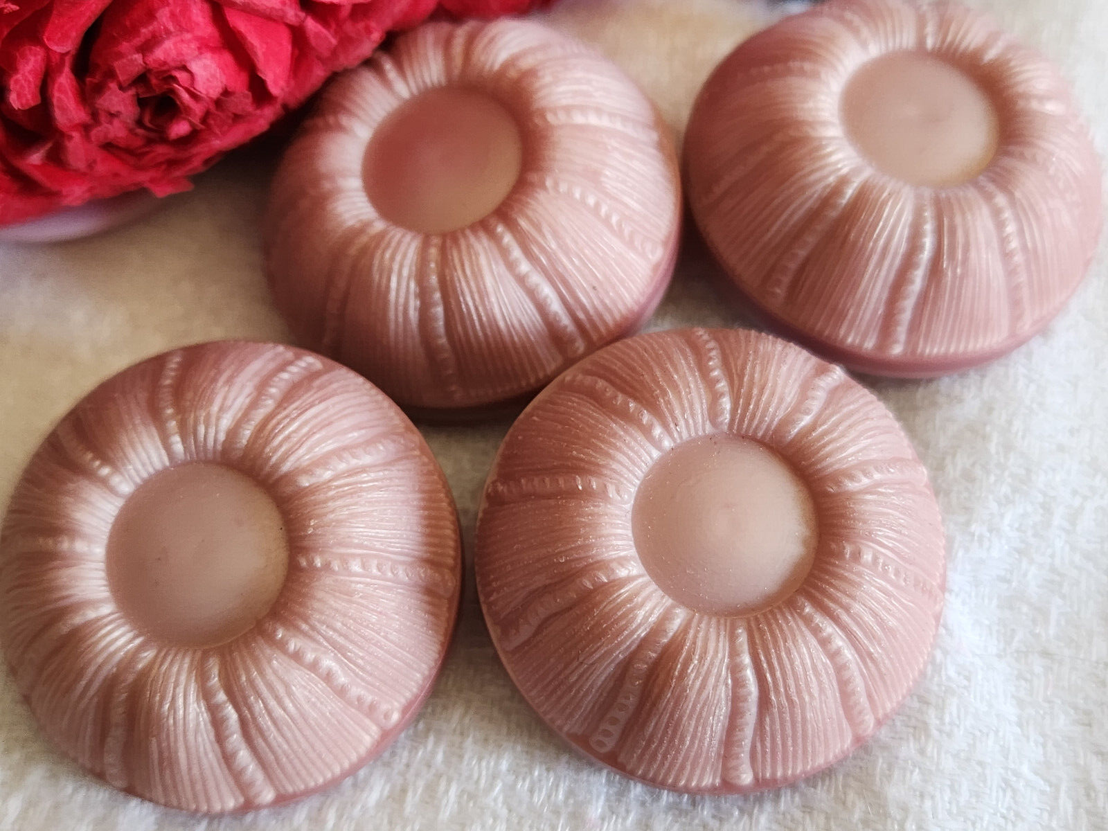 Lot 4 boutons vintage gros rose travaillé à pied mat 2,9 cm REF 436