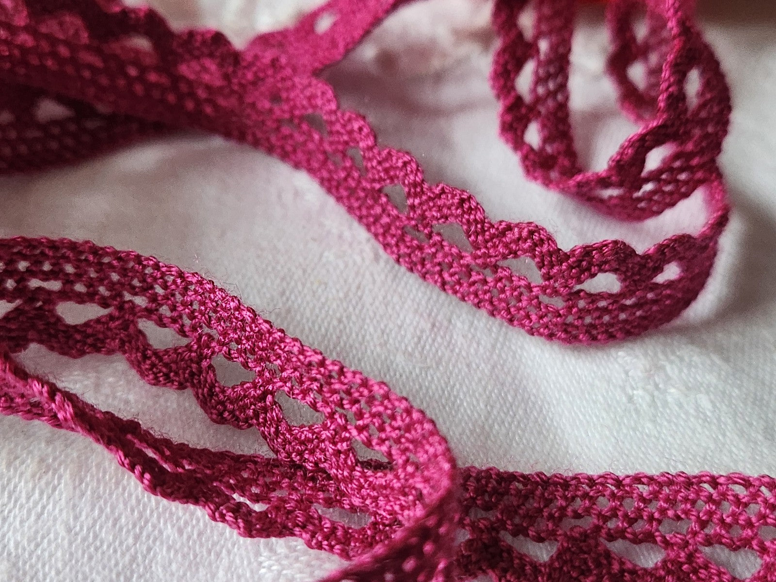 Dentelle vintage rose fushia  coton 3 métres sur 1,2 cm A6
