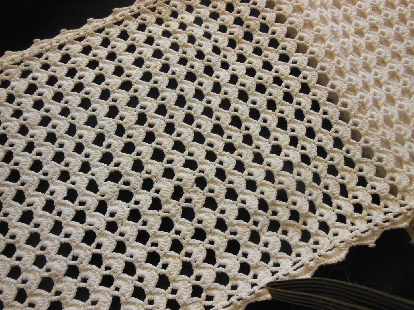 Napperon vintage crochet épais à franges à nettoyer 32 sur 74 cm B6-83