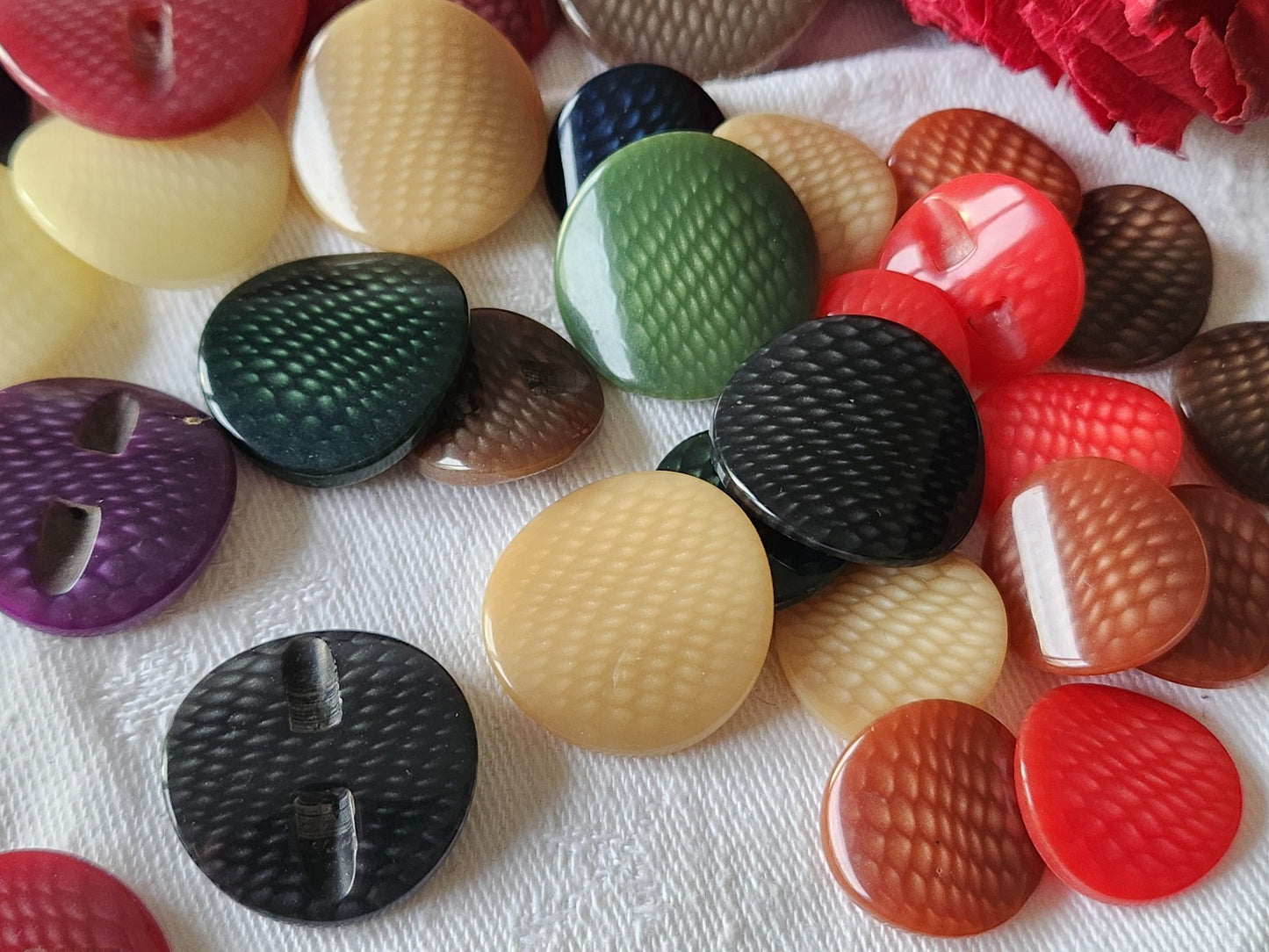 Lot 34 boutons vintage panaché mm modéle pied 1,7 à 2,7 cm ref 3708