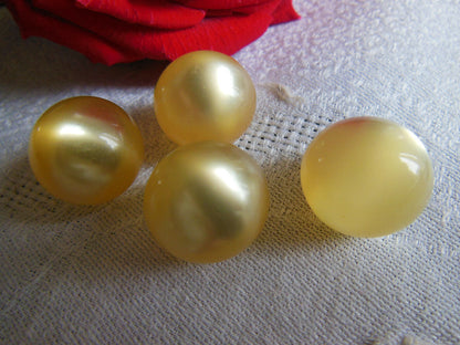 Lot 4 gros boutons vintage demi boule pied jaune 1,6 cm ref 216