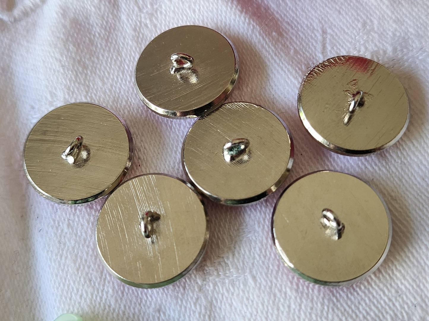 Lot 6 boutons anciens en metal coeur en nacre rouge 1,7 cm ref 3736