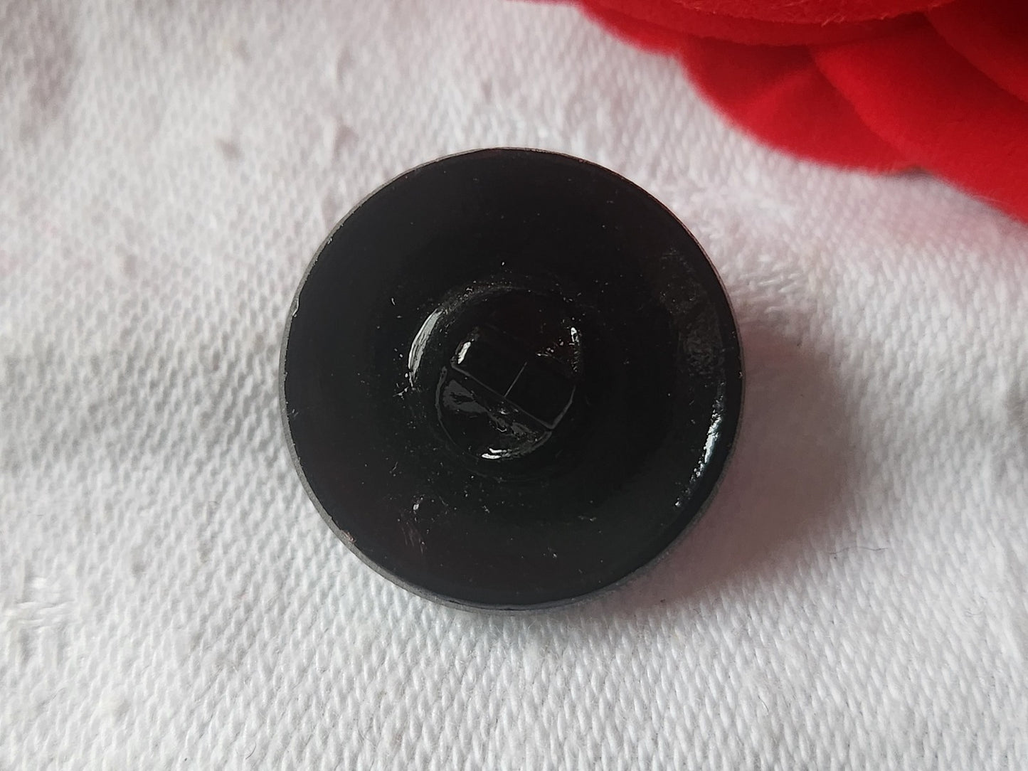 Bouton ancien en verre  motif noir argenté 2,2 cm D10D