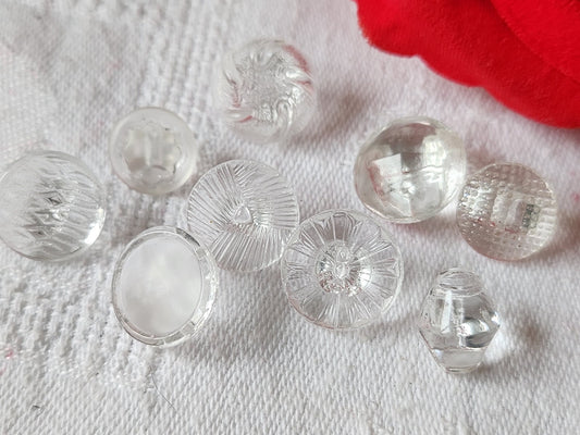 Lot 10 boutons anciens en verre transparent   panaché 1,1 à 1,3 cm ref 2386