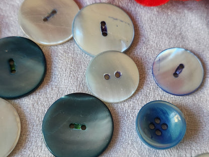 Lot 17 boutons en nacre vintage tons bleu 1,7 cm à 2,5 cm panaché ref 6126