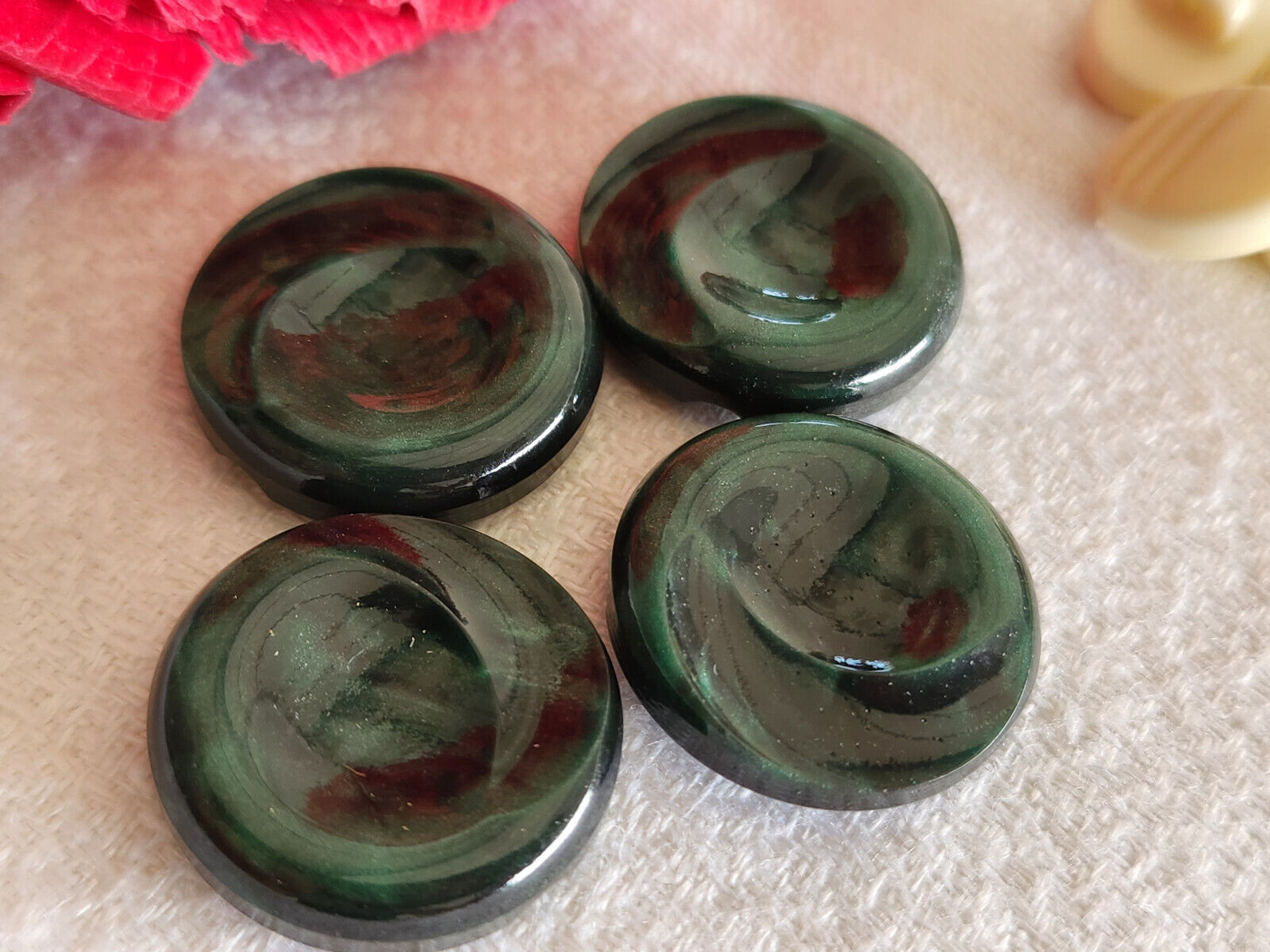 Lot 4 boutons  vintage vert vague à pied plat 2,1 cm ref 2656