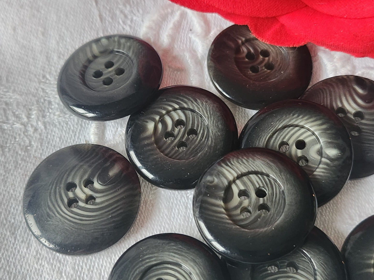 Lot 10 boutons vintage gris veiné à trous 2,5 cm ref 1341