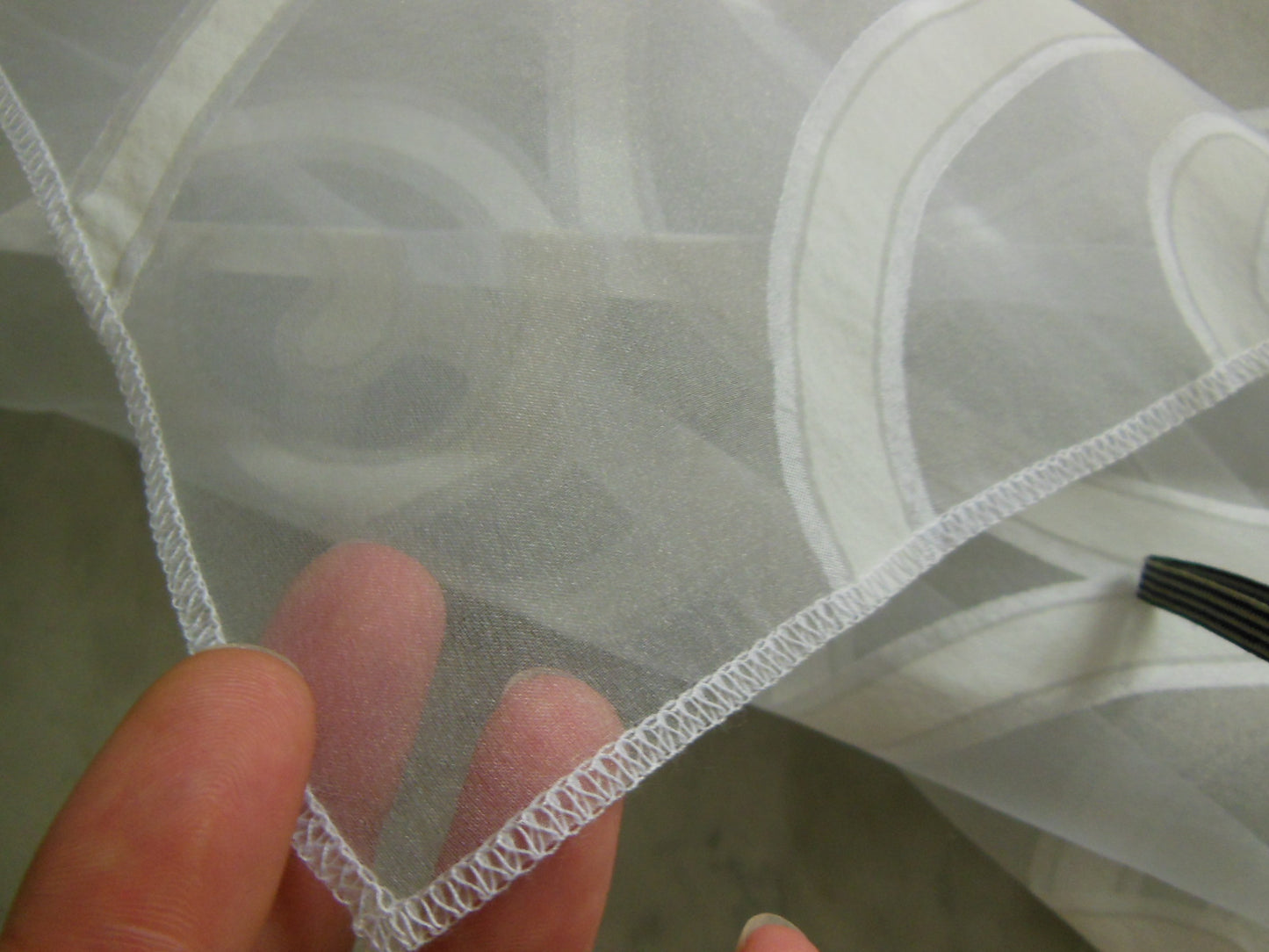 Coupon tissu superbe voilage blanc arabesque  vert 96 cm sur 1 m 10 B3