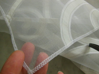 Coupon tissu superbe voilage blanc arabesque  vert 96 cm sur 1 m 10 B3