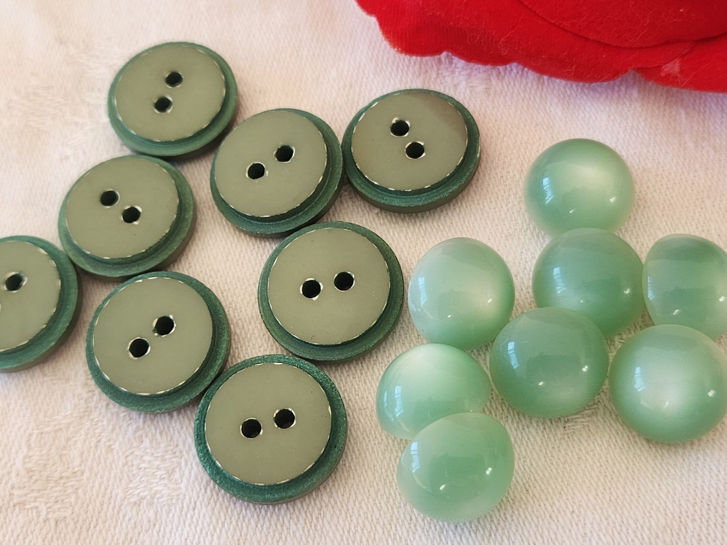 Lot 16 boutons vintage vert  deux series diamètre 1,3 et 1,8 cm ref 6084