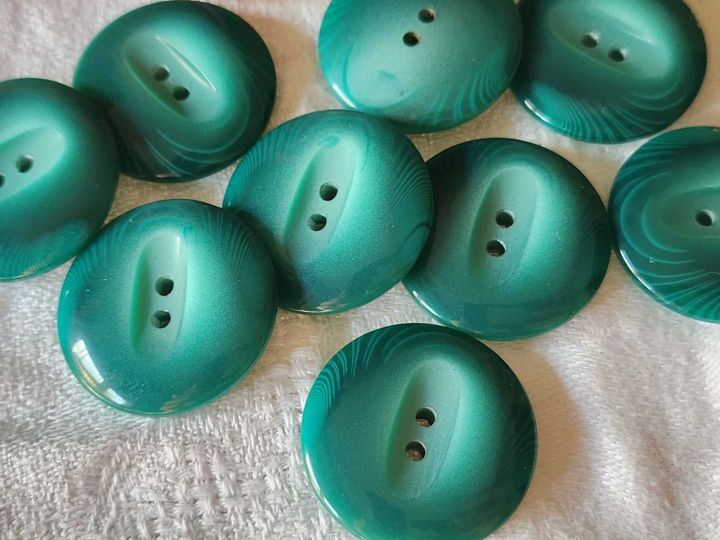 Lot 8 gros boutons vintage vert veiné à trous 2,7 cm ref 2947