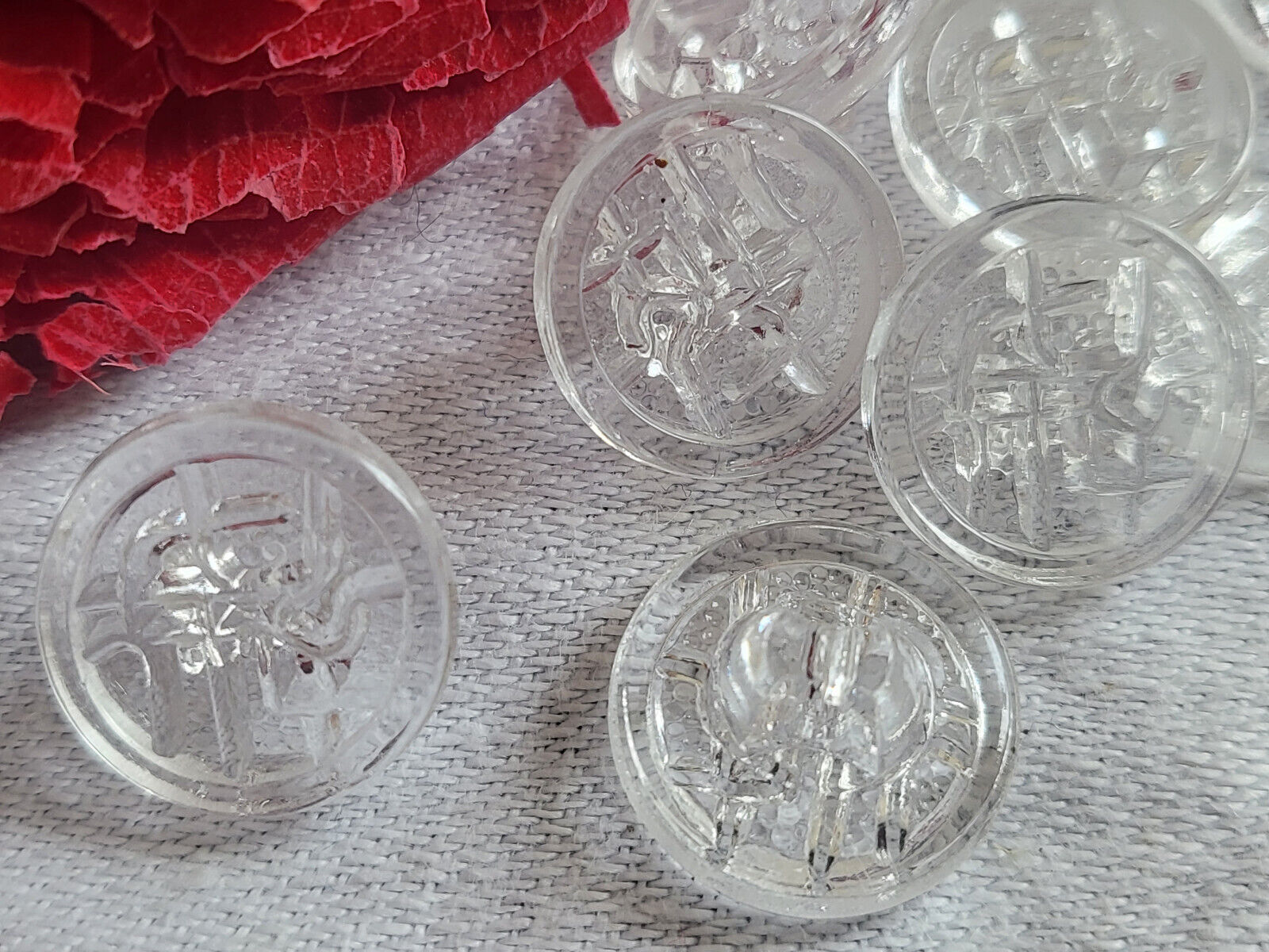 Lot 6 boutons anciens en verre motif creusé transparent 1,,4 cm ref 5449