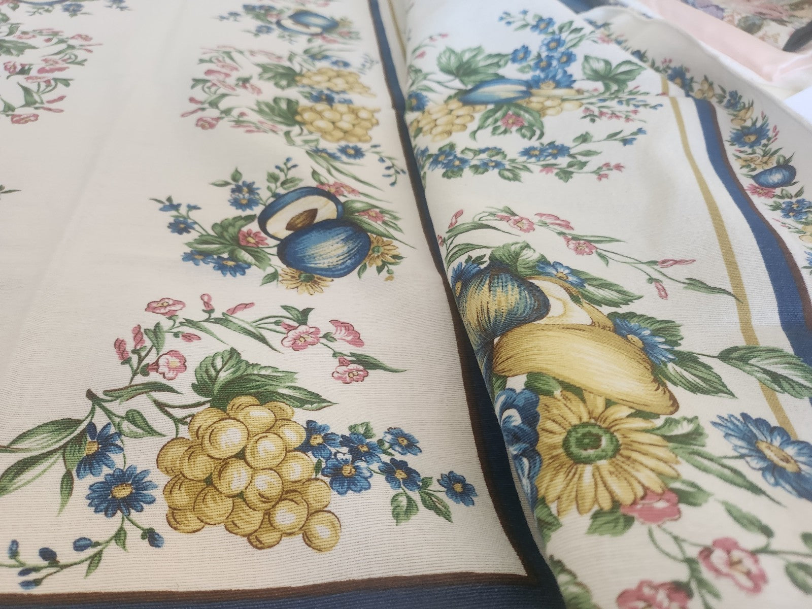 Nappe vintage motif fleur bleu 162 cm sur 134 cm coton rectangle B5