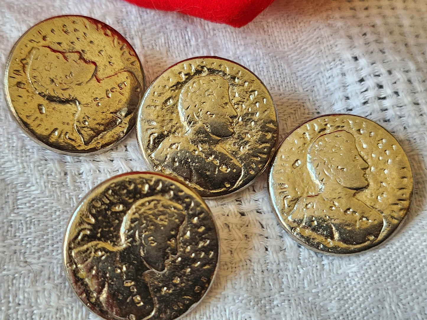 Lot 4 boutons vintage en metal argenté portrait 2,2 cm ref 6024