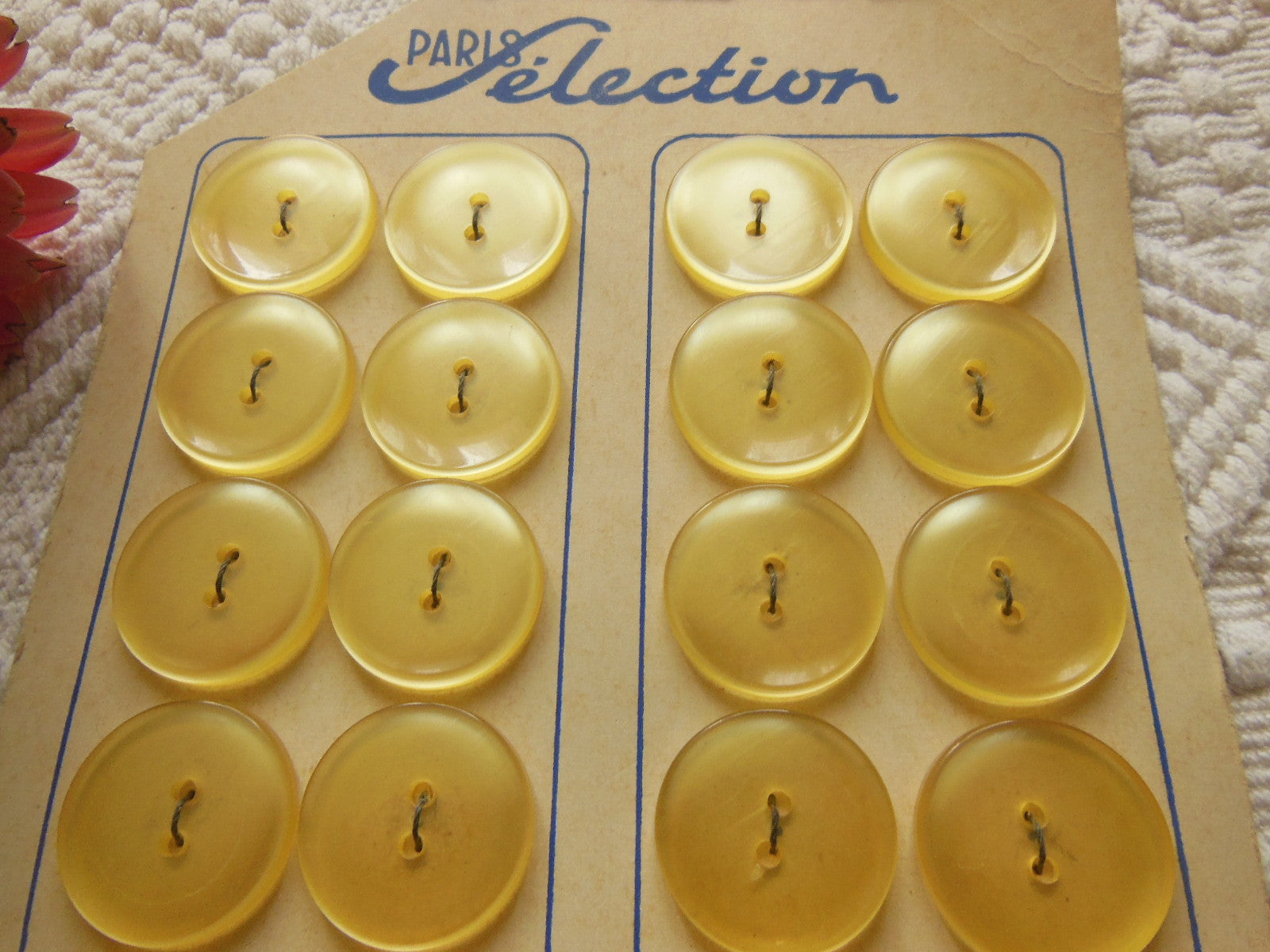 Plaque  24 boutons anciens jaune effet iminacre 2,1 cm 2 trous couture T18
